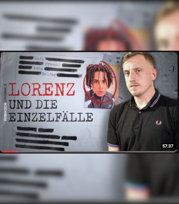 HUbertus koch auf dem thumbnail seiner doku. er ist weiß, blond und trägt ein schwarzes poloshirt und guckt ernst.